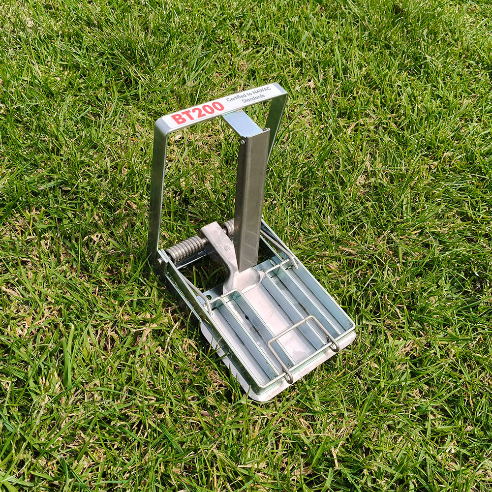 BT200-Stainless-Steel-on-Grass DOC 200 Kisragadozó csapda - Image 1